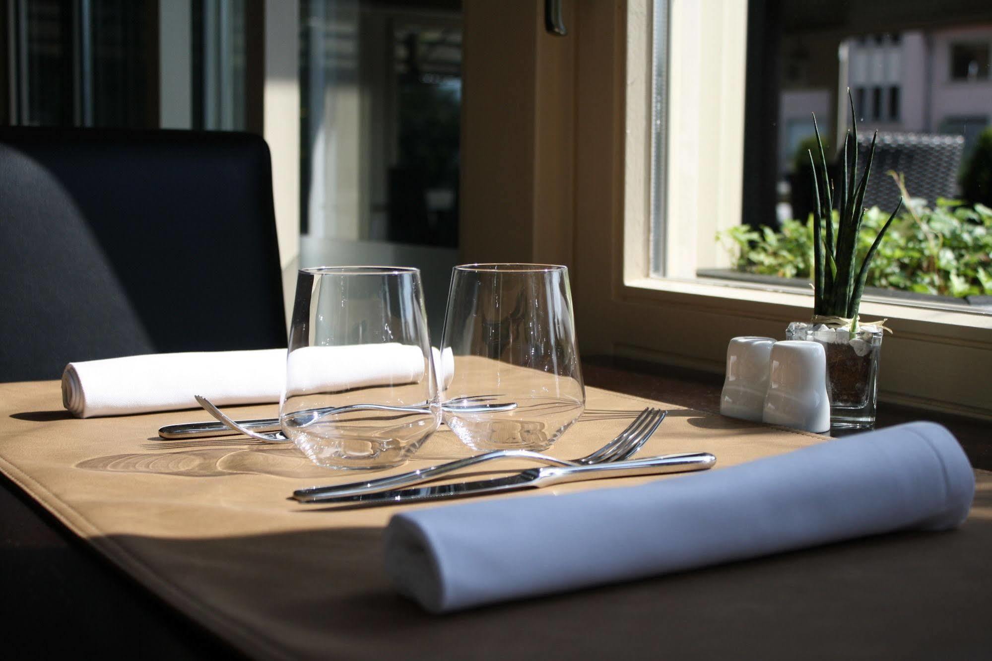 Bivius Hotel Restaurant Luxembourg Strassen Extérieur photo