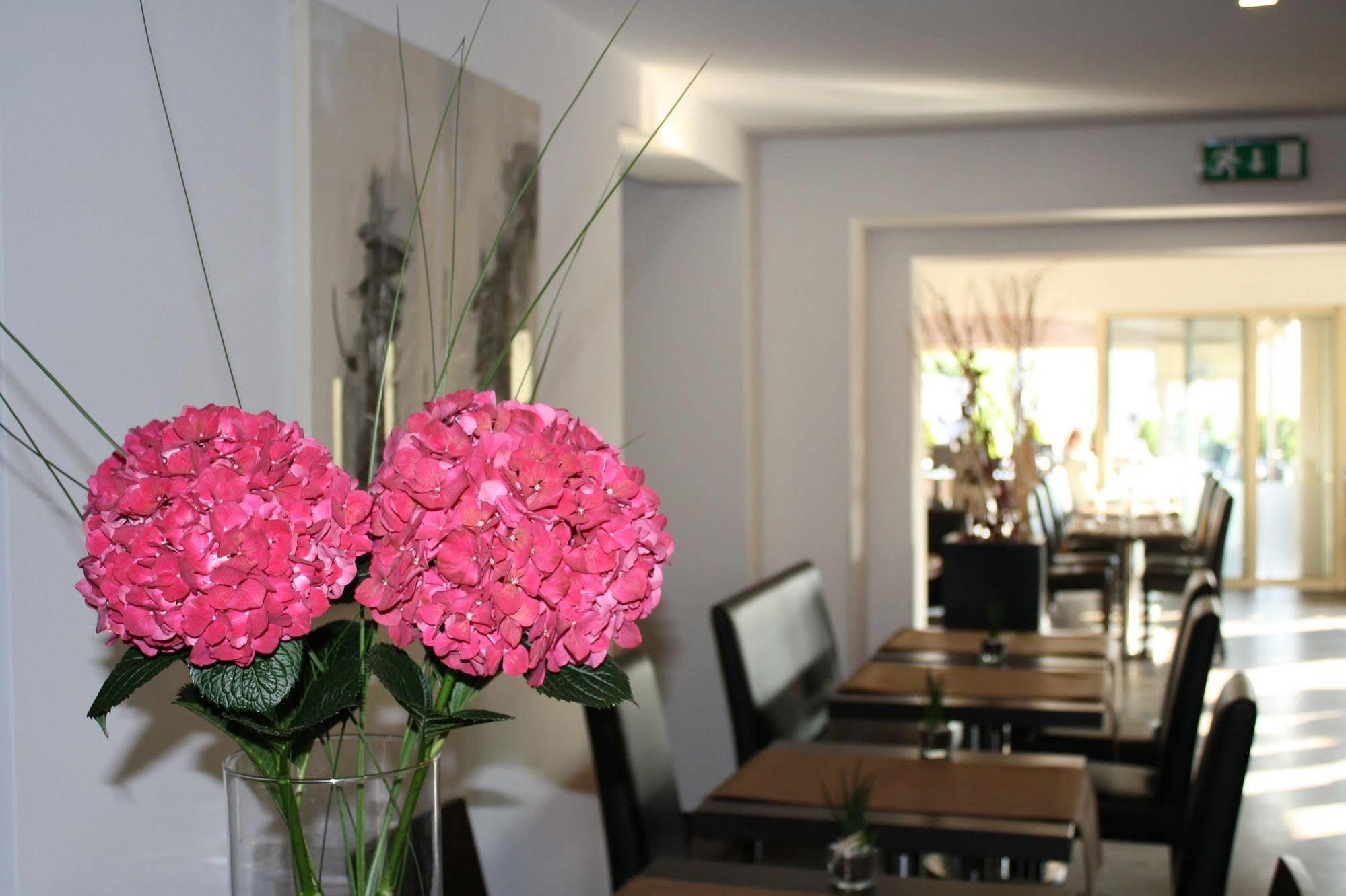 Bivius Hotel Restaurant Luxembourg Strassen Extérieur photo